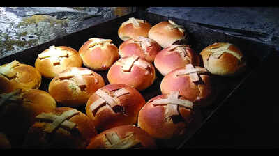 Bakers achieve one-tonne hot cross bun target despite LPG shortage | Goa News